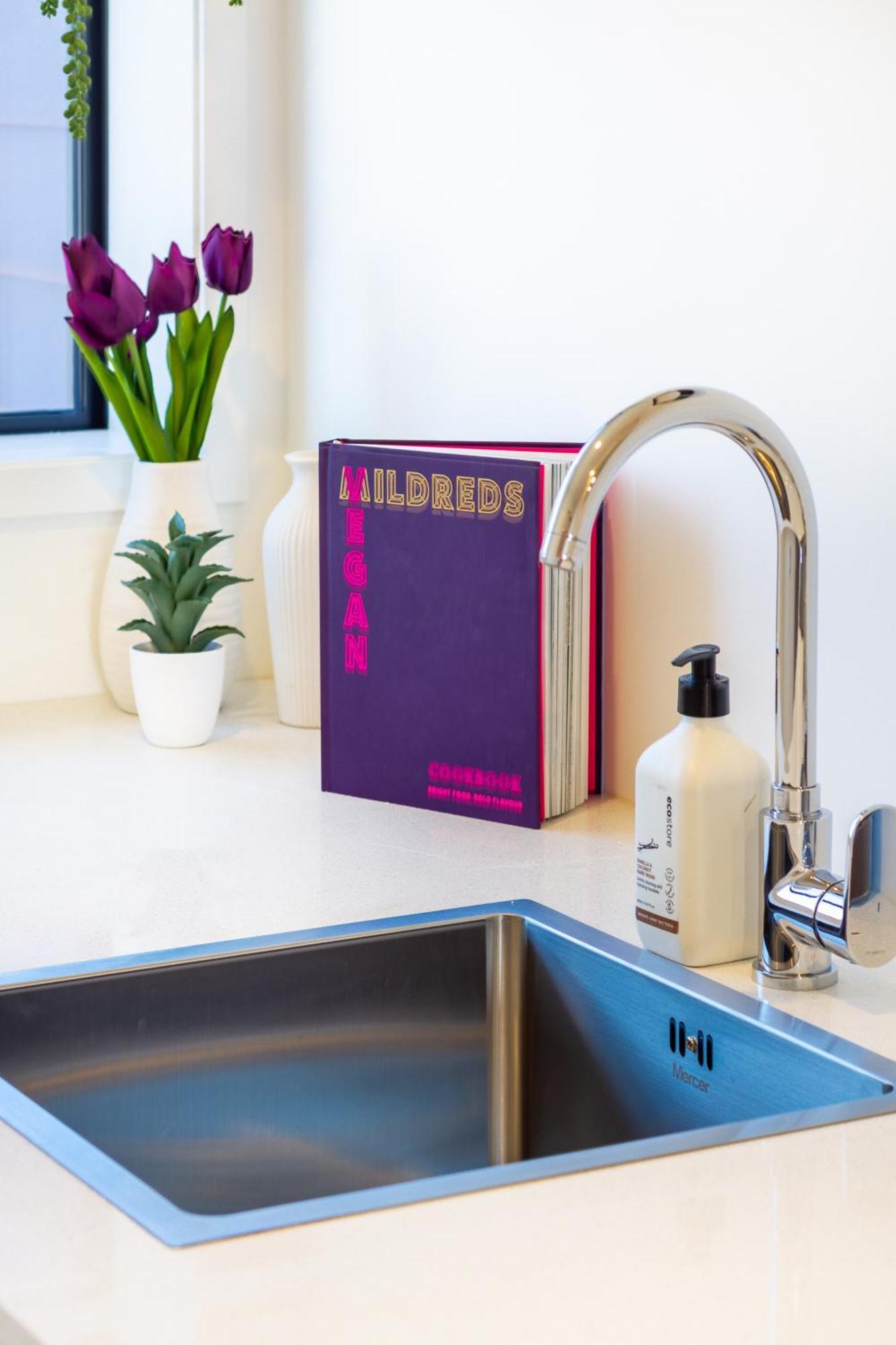 Central City Charm: Pet-Friendly Studio Christchurch Extérieur photo
